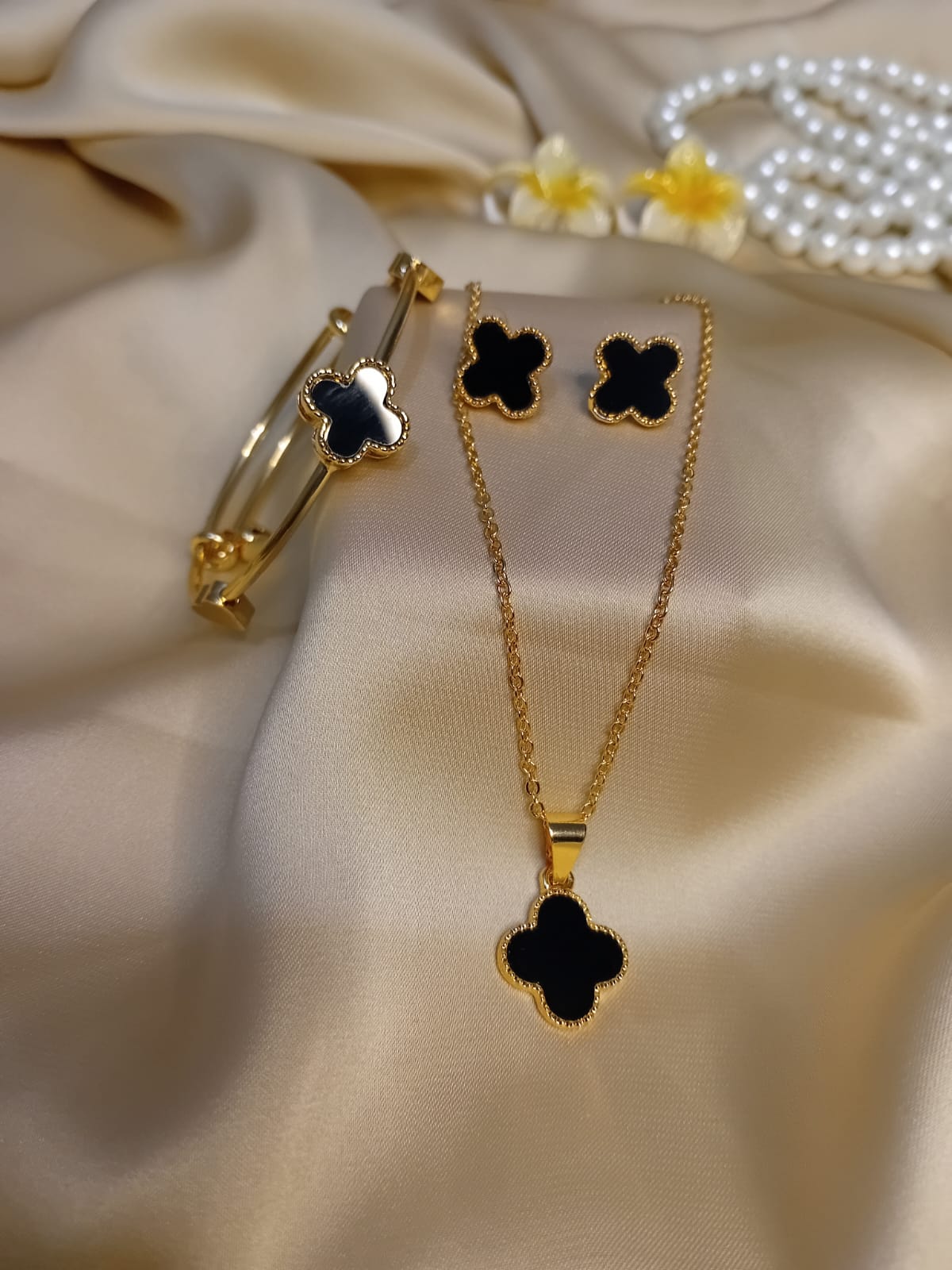 Elegant black clover jewellery set
