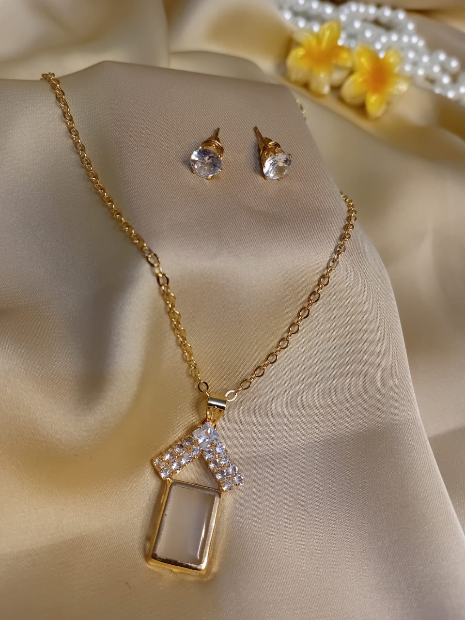 Classic Minimal Golden  Locket Set