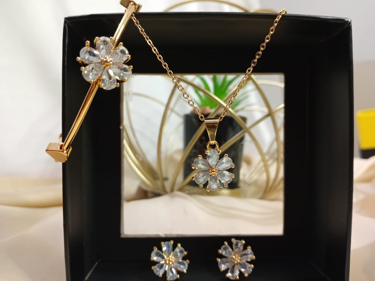 Flower-Shaped Locket Set