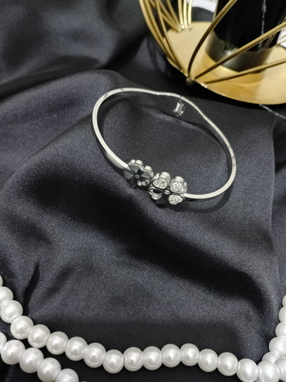 Cute Flower Style Bangle