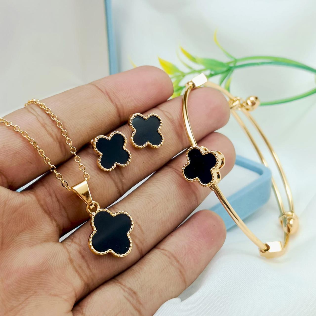 Elegant black clover jewellery set